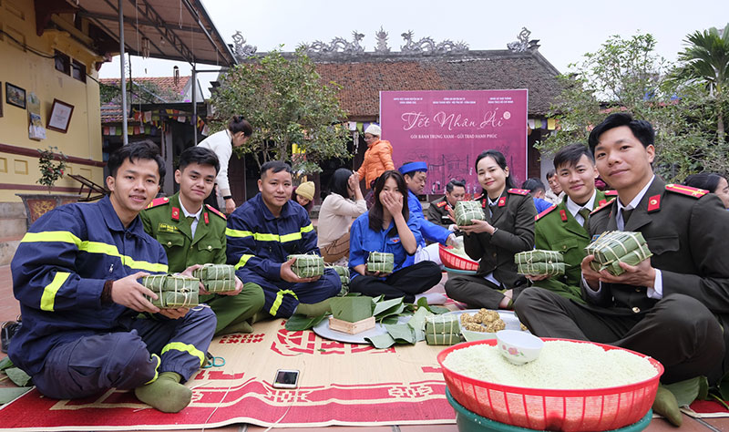 Chiến sĩ Công an gói bánh chưng tặng bệnh nhân, gia đình khó khăn -0