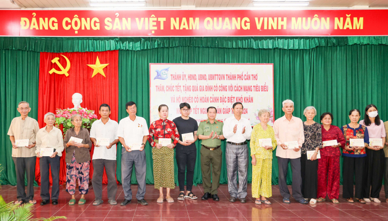 Chăm lo gia đình chính sách, hộ khó khăn nhân dịp Tết đến, Xuân về  -0