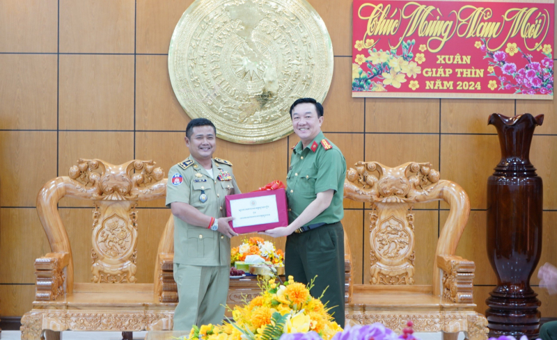 Ty Công an tỉnh Svay Riêng (Campuchia) chúc Tết Công an tỉnh Long An -0