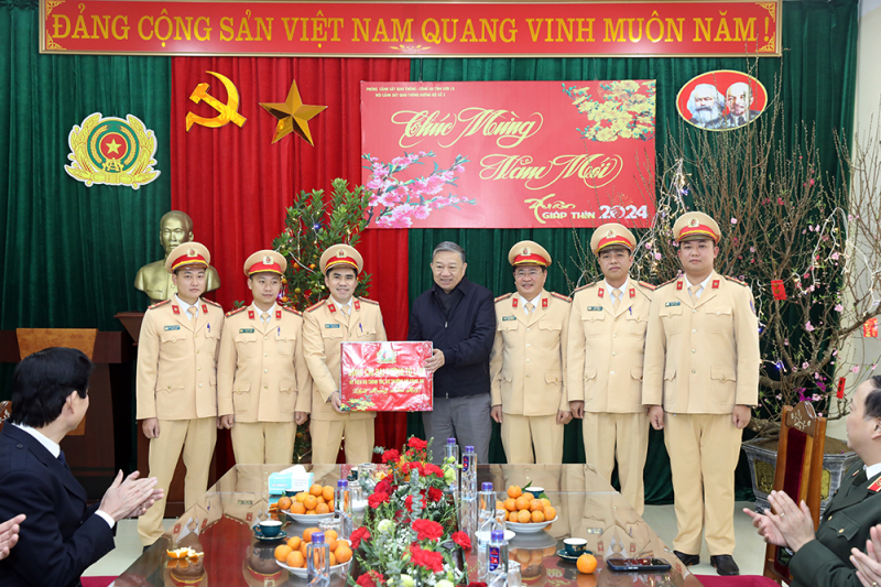 Đại tướng Tô Lâm thăm, tặng quà nhân dân và cán bộ tỉnh Sơn La -0