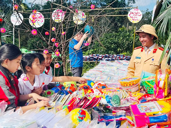 Mang những yêu thương về với học sinh khó khăn nơi biên giới -0