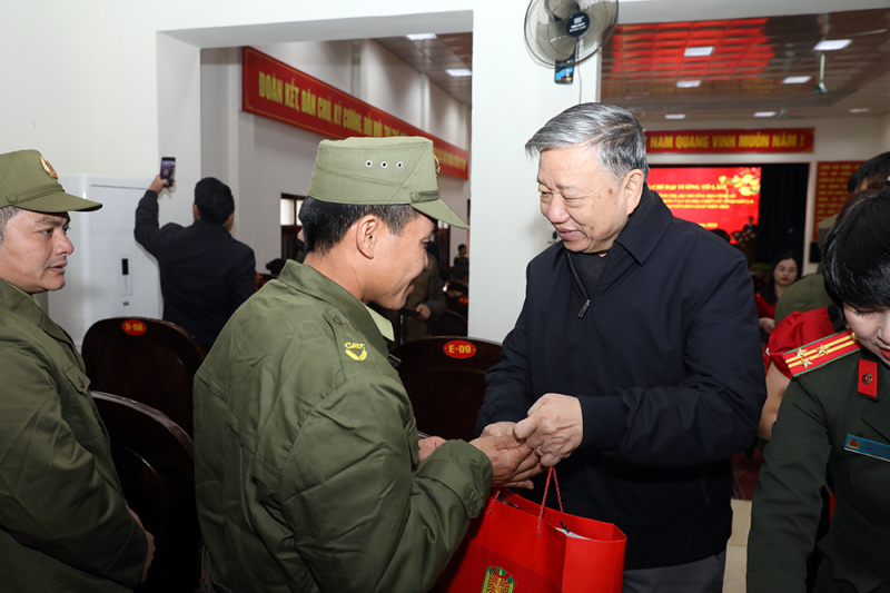 Đại tướng Tô Lâm thăm, tặng quà nhân dân và cán bộ tỉnh Sơn La -0