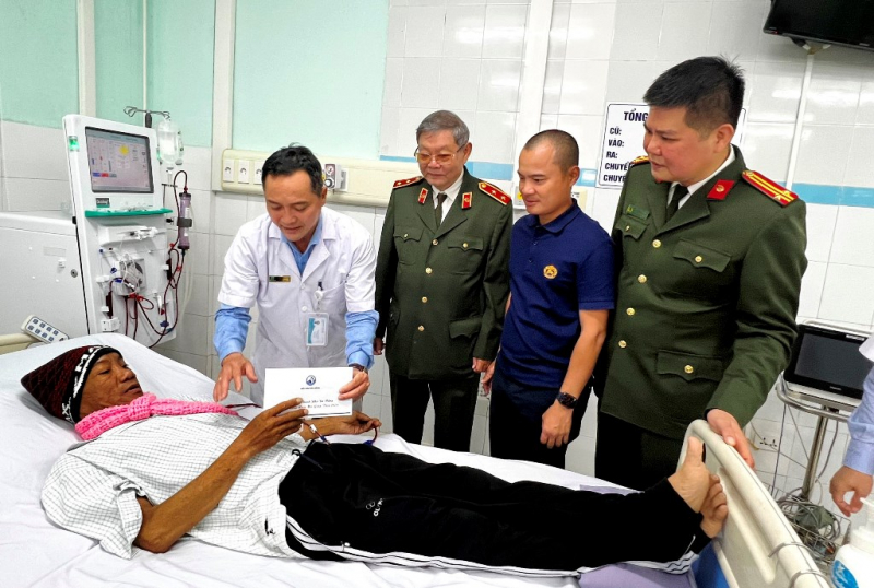 Chương trình “Tết sẻ chia – Vì người nghèo” do Báo CAND phối hợp  với Hội golf Đà Nẵng tổ chức: Ấm áp tình xuân bên đôi bờ sông Hàn -1