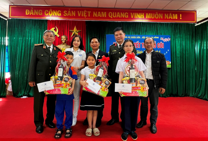 Chương trình “Tết sẻ chia – Vì người nghèo” do Báo CAND phối hợp  với Hội golf Đà Nẵng tổ chức: Ấm áp tình xuân bên đôi bờ sông Hàn  -0