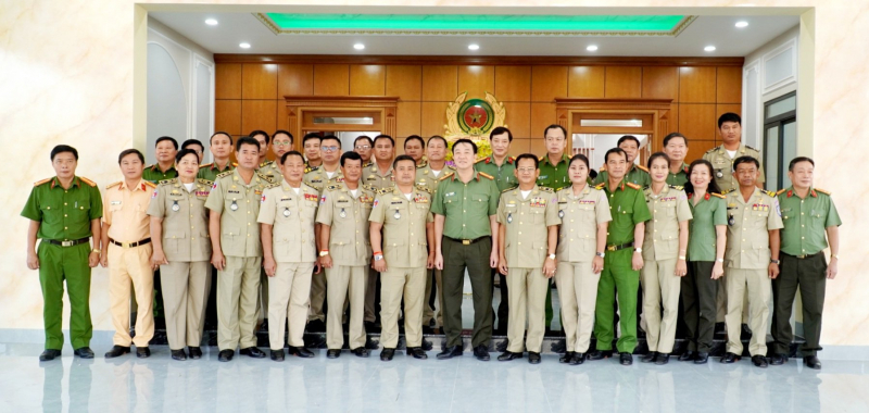 Ty Công an tỉnh Svay Riêng (Campuchia) chúc Tết Công an tỉnh Long An -0
