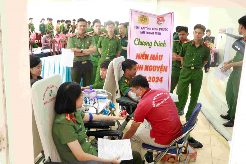 Tuổi trẻ Công an Bình Phước tích cực hiến máu cứu người -0
