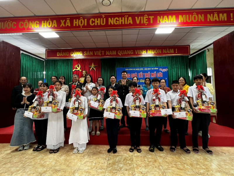 Chương trình “Tết sẻ chia – Vì người nghèo” do Báo CAND phối hợp  với Hội golf Đà Nẵng tổ chức: Ấm áp tình xuân bên đôi bờ sông Hàn  -1