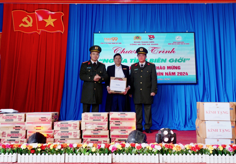 Nhiều phần quà ý nghĩa gửi tặng bà con xã biên giới Pà Vầy Sủ -0