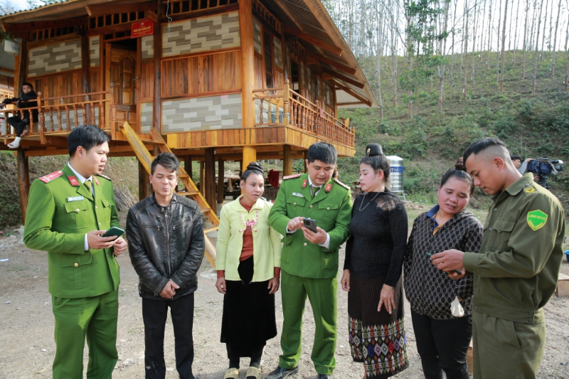 Tìm sóng điện thoại xây dựng công dân số nơi cực Tây đất nước -0