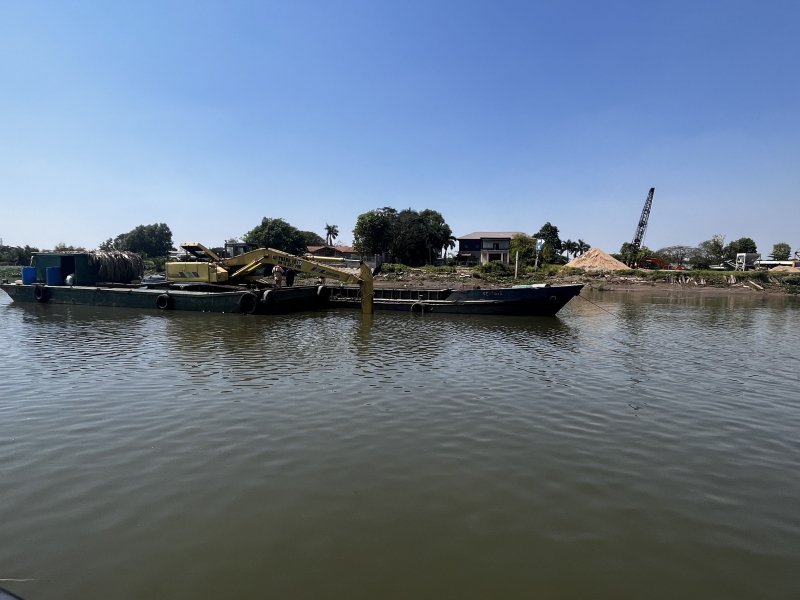 CSGT bắt nhóm sử dụng sà lan móc trộm bùn đất trên sông Tắc -0