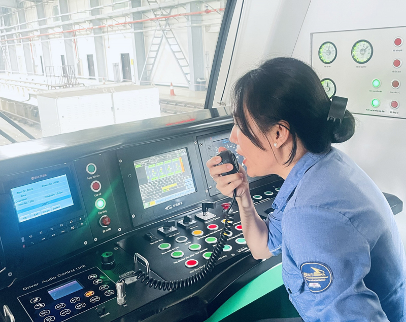 Mùa xuân em đi lái tàu -0