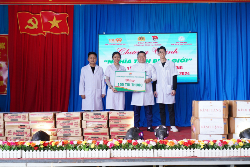 Nhiều phần quà ý nghĩa gửi tặng bà con xã biên giới Pà Vầy Sủ -0