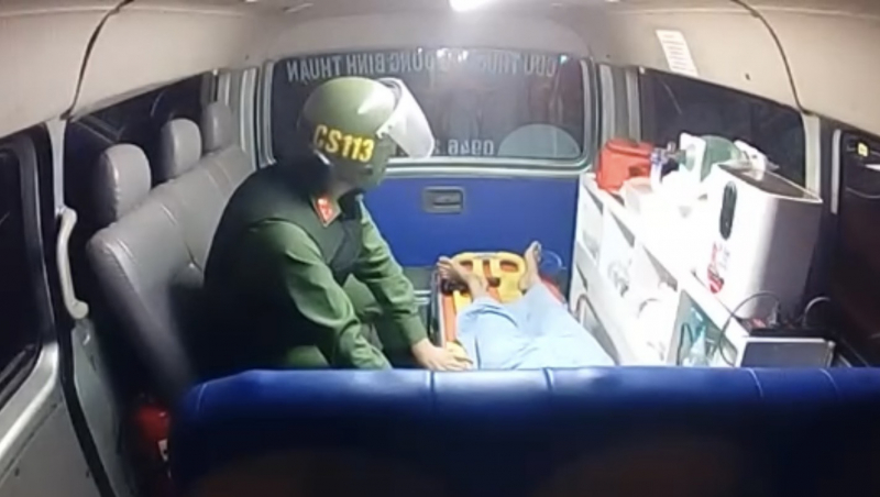 Cảnh sát 113 kịp thời cứu người nghi bệnh tim nằm trên đường -0