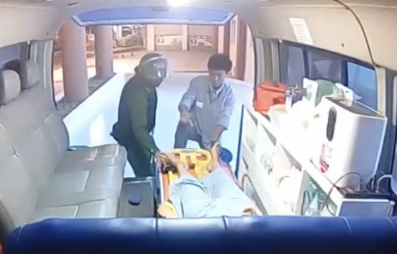 Cảnh sát 113 kịp thời cứu người nghi bệnh tim nằm trên đường -0