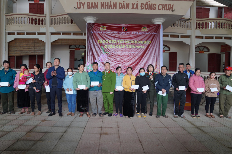 Chương trình “Tết vì người nghèo” tiếp tục đến với xã vùng cao Hòa Bình -0