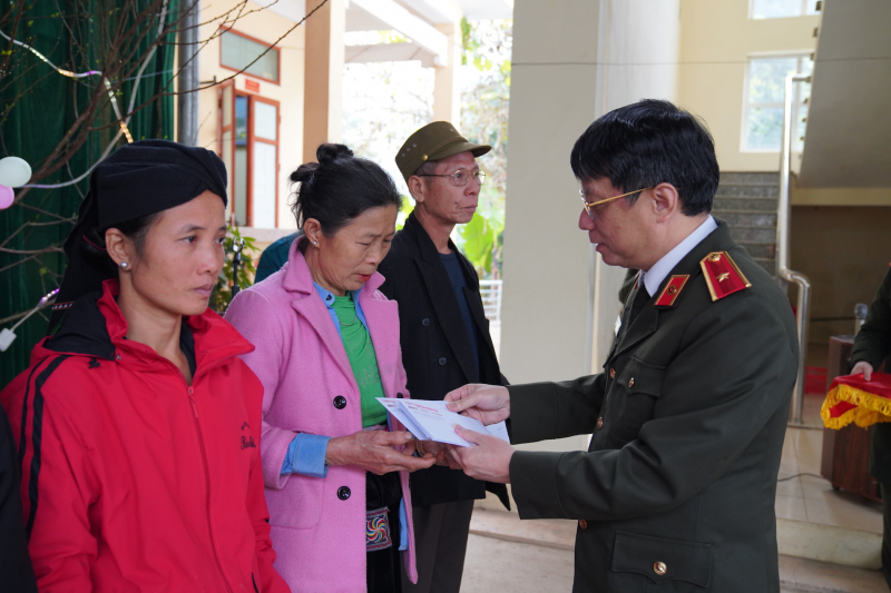 Chương trình “Tết vì người nghèo” tiếp tục đến với xã vùng cao Hòa Bình  -0