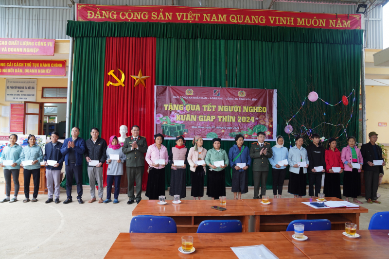 Chương trình “Tết vì người nghèo” tiếp tục đến với xã vùng cao Hòa Bình  -0