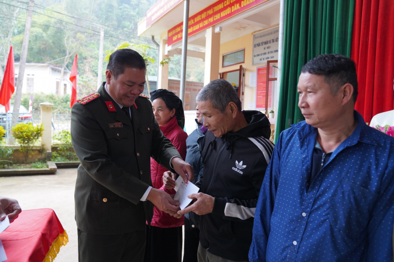 Chương trình “Tết vì người nghèo” tiếp tục đến với xã vùng cao Hòa Bình  -0