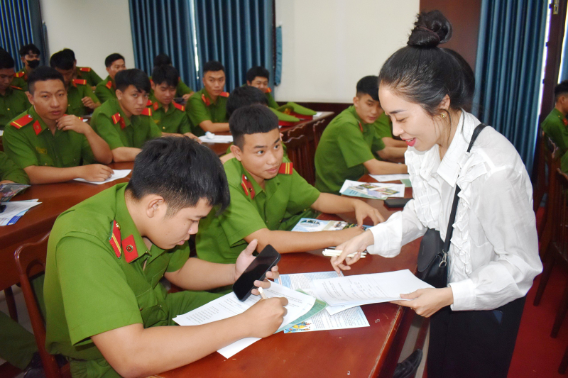 246 chiến sĩ nghĩa vụ CAND xuất ngũ năm 2024 ở Khánh Hòa  được tư vấn học nghề và hướng nghiệp -0