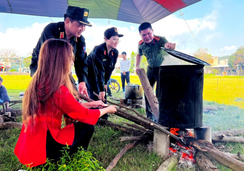 Mang “Xuân yêu thương, đong đầy hạnh phúc” đến với người dân xã anh Hùng Hòa Liên -1