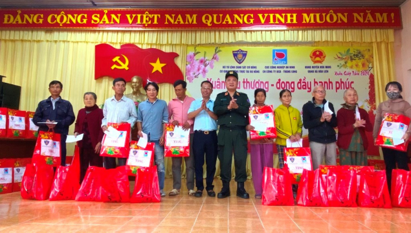 Mang “Xuân yêu thương, đong đầy hạnh phúc” đến với người dân xã anh Hùng Hòa Liên -0