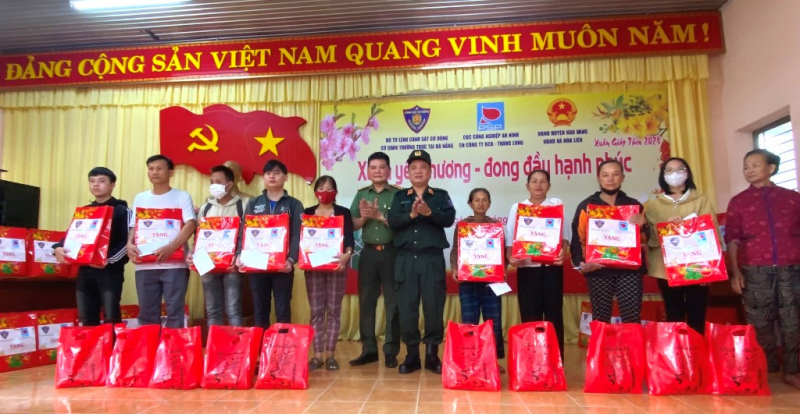 Mang “Xuân yêu thương, đong đầy hạnh phúc” đến với người dân xã anh Hùng Hòa Liên -1