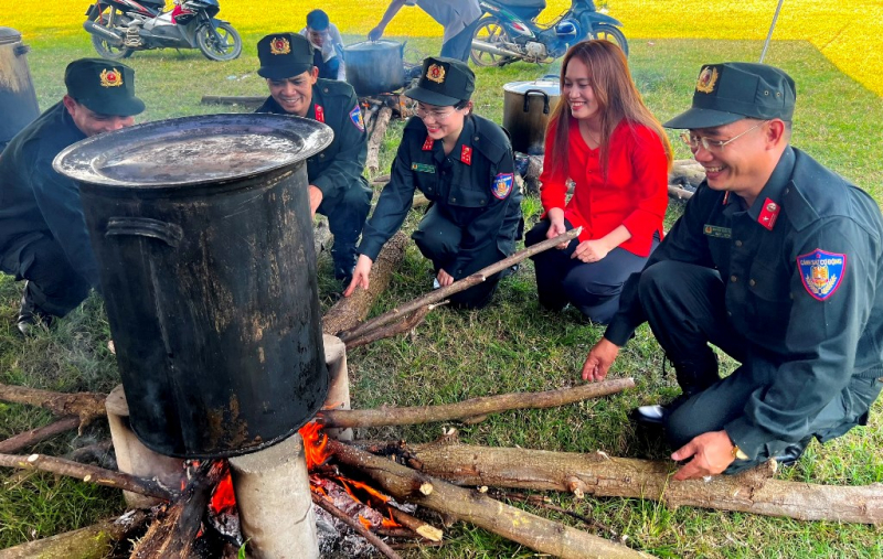 Mang “Xuân yêu thương, đong đầy hạnh phúc” đến với người dân xã anh Hùng Hòa Liên -0