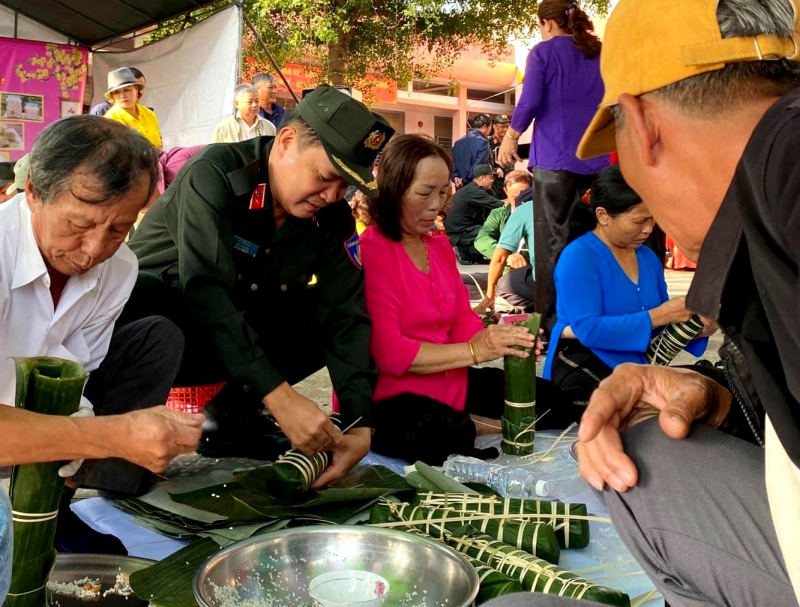 Mang “Xuân yêu thương, đong đầy hạnh phúc” đến với người dân xã anh Hùng Hòa Liên -2