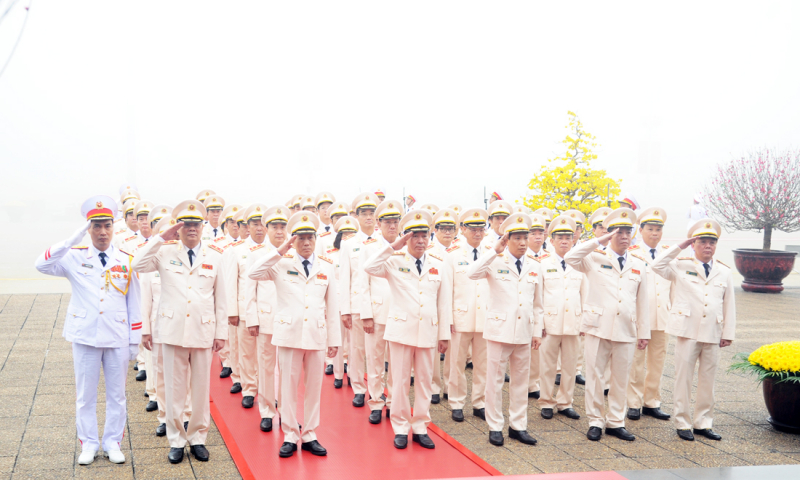 Lãnh đạo Đảng, Nhà nước và Bộ Công an vào Lăng viếng Chủ tịch Hồ Chí Minh -0