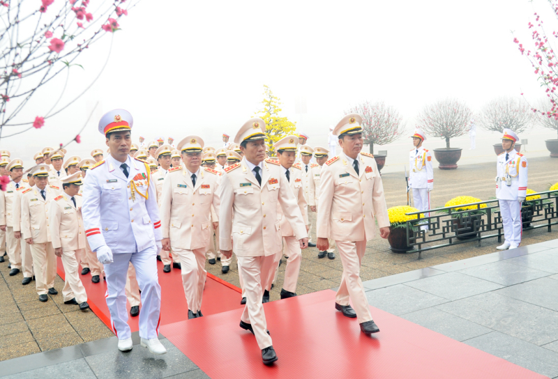 Lãnh đạo Đảng, Nhà nước và Bộ Công an vào Lăng viếng Chủ tịch Hồ Chí Minh -0