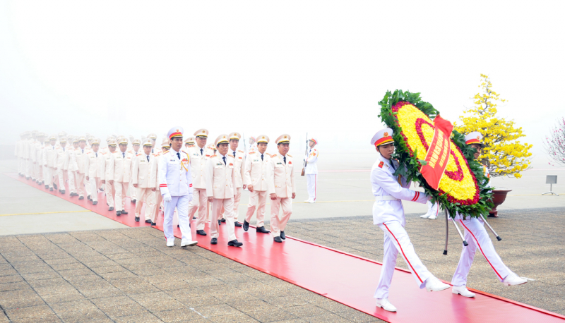 Lãnh đạo Đảng, Nhà nước và Bộ Công an vào Lăng viếng Chủ tịch Hồ Chí Minh -0