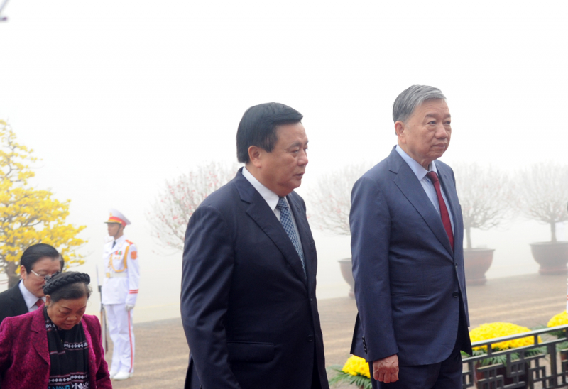 Lãnh đạo Đảng, Nhà nước và Bộ Công an vào Lăng viếng Chủ tịch Hồ Chí Minh -0