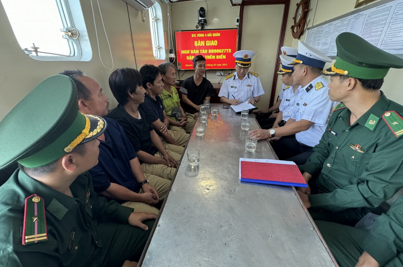 Đưa 5 ngư dân lâm nạn trên vùng biển Trường Sa về đất liền -0