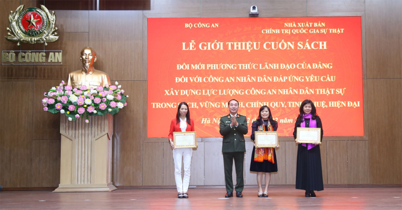 Ra mắt sách về đổi mới phương thức lãnh đạo của Đảng đối với CAND do Bộ trưởng Bộ CA chủ biên -0