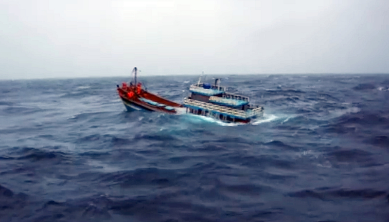 Tàu cá bị tàu lai kéo xà lan đâm chìm, 6 ngư dân được cứu vớt kịp thời -0