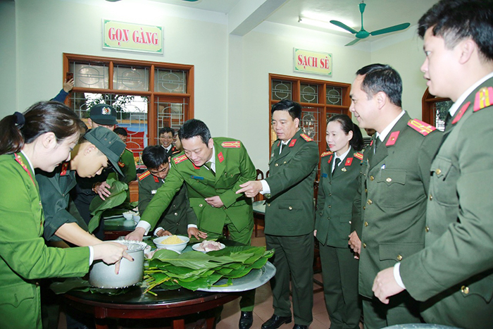 Công an Nghệ An gói, nấu bánh chưng mừng Đảng quang vinh, mừng Xuân Giáp Thìn năm 2024 -0
