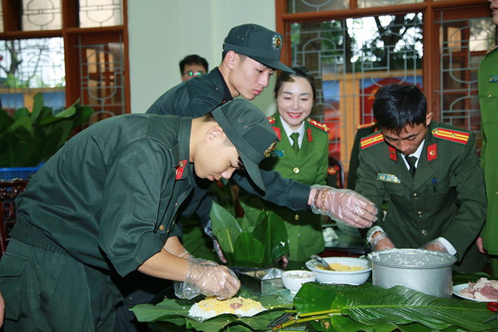 Công an Nghệ An gói, nấu bánh chưng mừng Đảng quang vinh, mừng Xuân Giáp Thìn năm 2024 -1