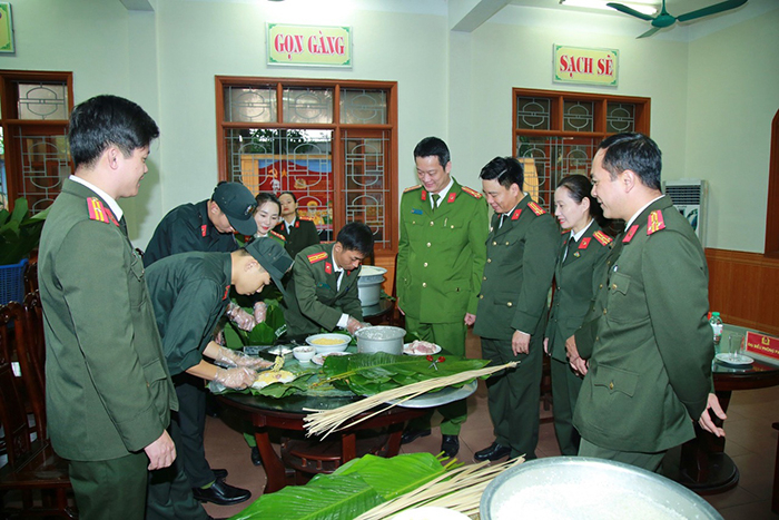 Công an Nghệ An gói, nấu bánh chưng mừng Đảng quang vinh, mừng Xuân Giáp Thìn năm 2024 -2