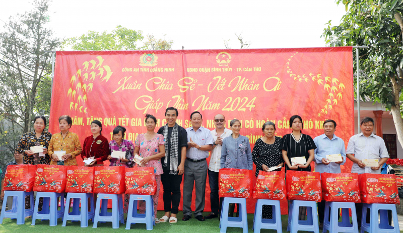 Thiếu tướng Đinh Văn Nơi thăm, tặng quà Tết người dân khó khăn tại Cần Thơ -0