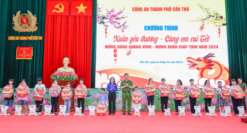 Công an TP Cần Thơ với chương trình “Xuân yêu thương – Cùng em vui Tết”  -1