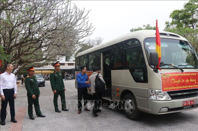 Hỗ trợ sinh viên có hoàn cảnh khó khăn về quê đón Tết -0