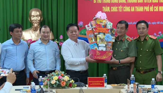 Trưởng Ban Tuyên giáo Trung ương Nguyễn Trọng Nghĩa thăm, chúc Tết Công an TP Hồ Chí Minh -0
