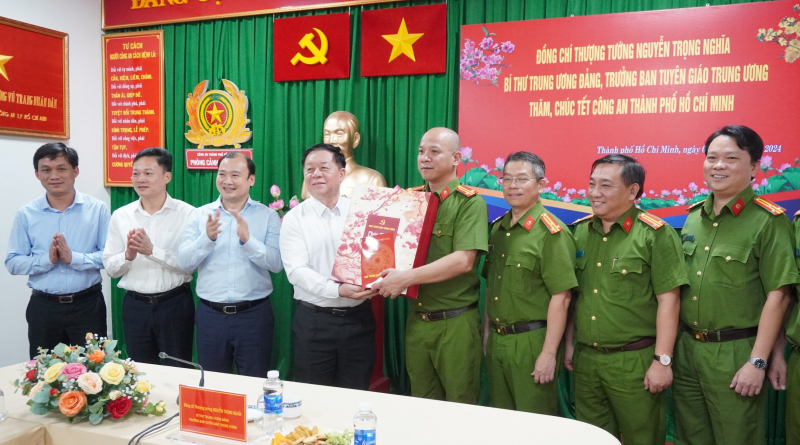 Trưởng Ban Tuyên giáo Trung ương Nguyễn Trọng Nghĩa thăm, chúc Tết Công an TP Hồ Chí Minh -0