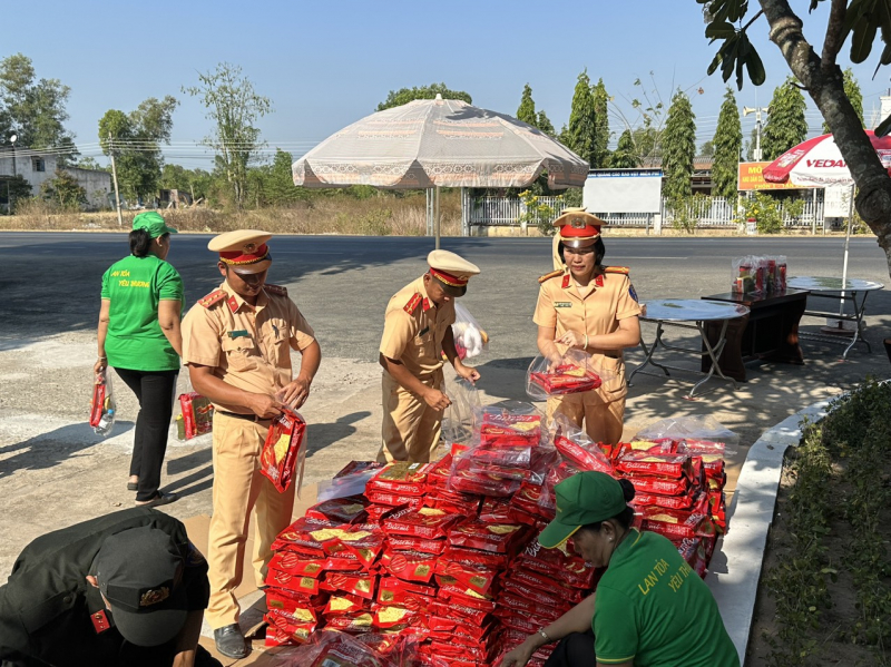 CSGT tặng mũ bảo hiểm, bánh chưng để tiếp sức cho người dân về quê ăn Tết -0