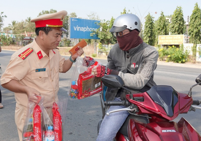 Lan tỏa yêu thương cùng người dân về quê đón Tết -0