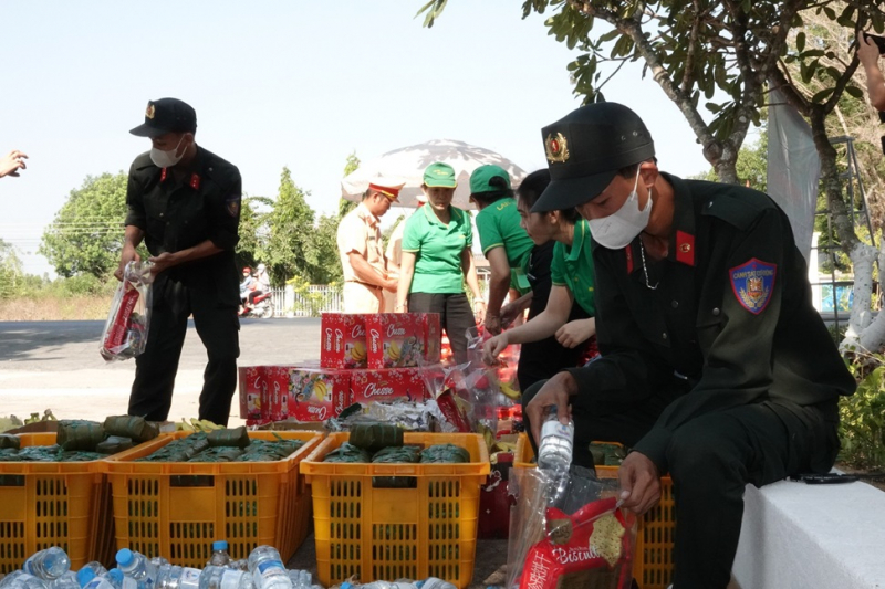 Lan tỏa yêu thương cùng người dân về quê đón Tết -0