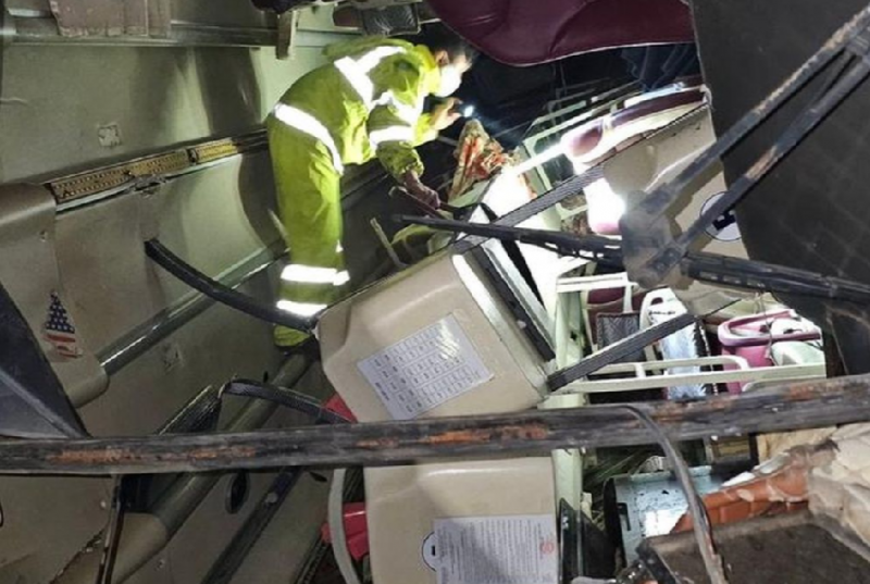 Xe khách chở 37 người lao xuống vực sâu trong đêm -0