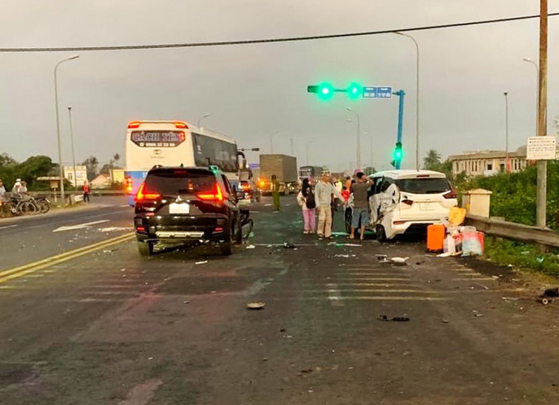  Xe đầu kéo lật bên lề đường sau khi “lùa” 4 ô tô du lịch và 1 xe máy dừng trước đèn đỏ -0