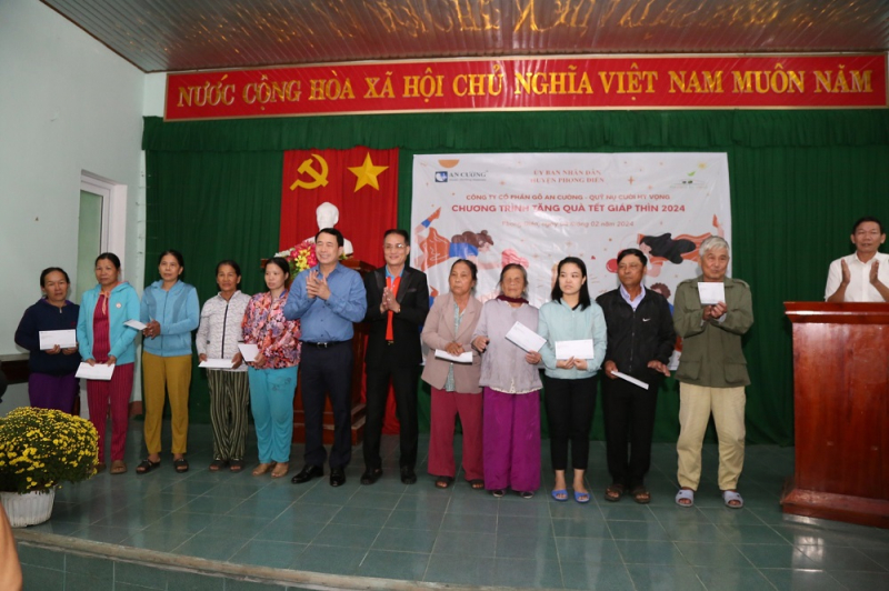 Thứ trưởng Bộ Công an Lê Quốc Hùng thăm Công an xã, tặng 1000 phần quà cho hộ gia đình có hoàn cảnh khó khăn -0