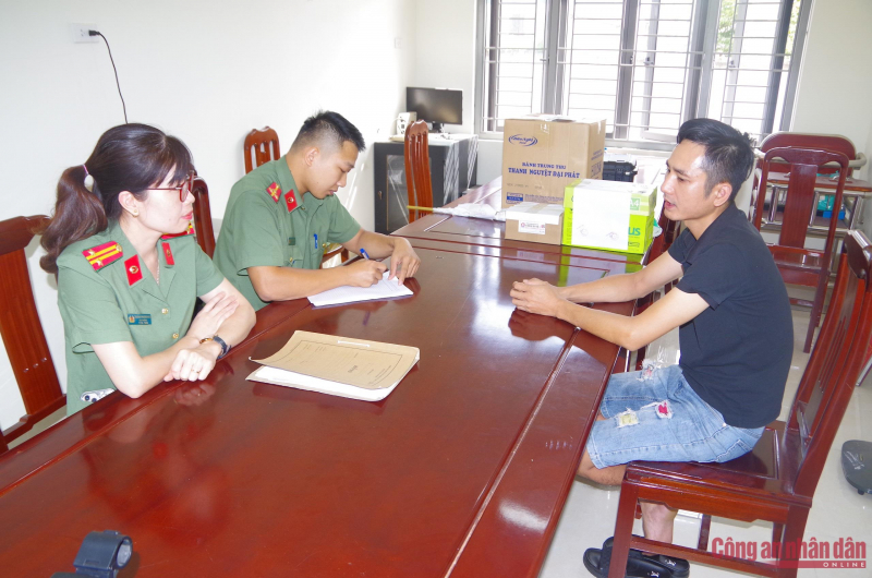 Thuê thợ cơ khí chế tạo súng quân dụng, chia nhỏ bộ phận 